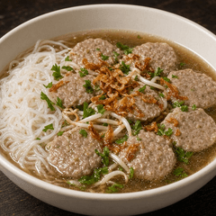 Foto bakso gepeng kuah dengan bihun putih, seledri dan bawang goreng