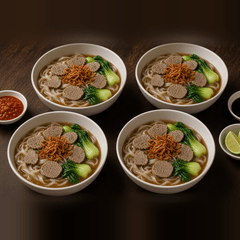 Foto empat mangkuk bakso gepeng kuah dengan sambal, kecap dan jeruk nipis